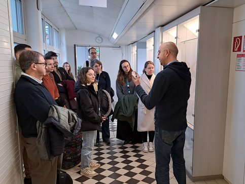 Eine Führung am Lehrstuhl inklusive Laborführung rundete das Programm ab. © MUL/ISFK Figure_10