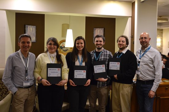 Die Preise wurden verliehen durch Univ.-Prof. Dr. Raul Bermejo (rechts im Bild), stellvertretend für die AuCerS, sowie Prof. Dr. Jérôme Chevalier (links im Bild), stellvertretend für die internationale Fachjury. Die Preisträgerinnen und Preisträger sind (v.l.n.r.): Saghar Fooladi Mahani (1. Preis, Poster), Annalena Erlacher (1. Preis, Vortrag), Tobias Prötsch (2. Preis, Vortrag) und Maximilian Munz (3. Preis, Vortrag). Foto: © MUL/ISFK Figure_8